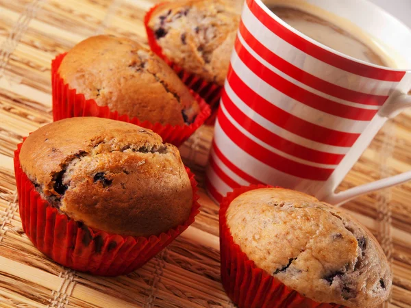 Muffins aux baies avec café — Photo