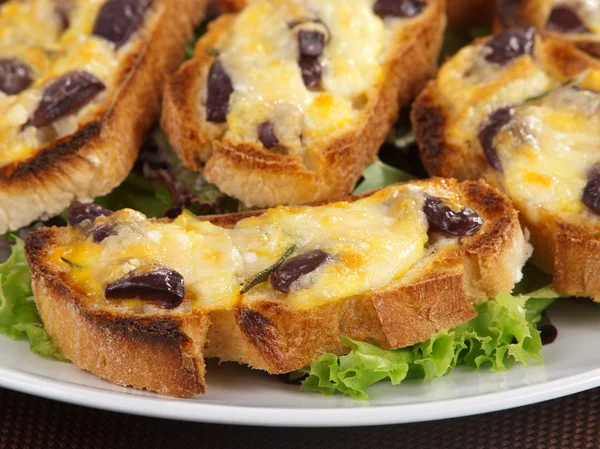 Bruschetta com azeitonas e mussarela — Fotografia de Stock