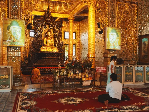 Hombres birmanos rezando —  Fotos de Stock