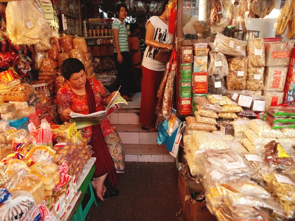 Burmese woman selling seasonings — Stock Photo, Image