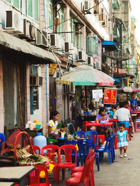 Burmese people eating in restaurants — Stock Photo, Image