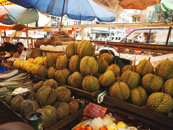 Mujer birmana vendiendo frutas frescas — Foto de Stock