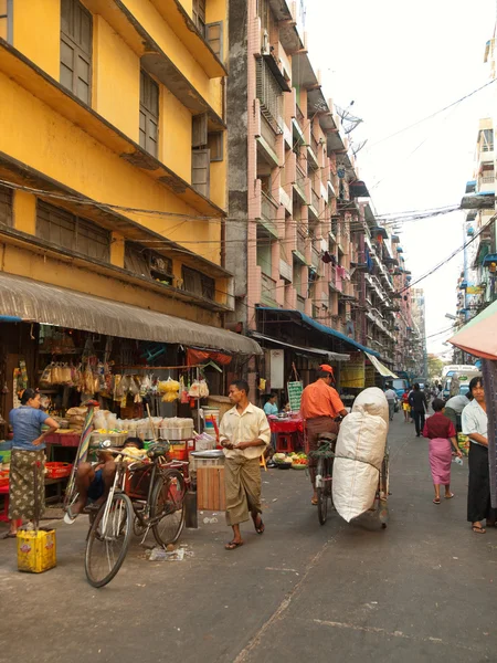 Pessoas birmanesas que transportam mercadorias — Fotografia de Stock