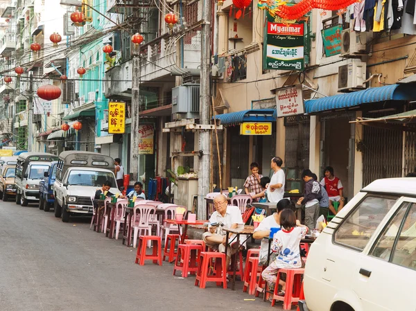 Burmese people eating in restaurants — Stock Photo, Image