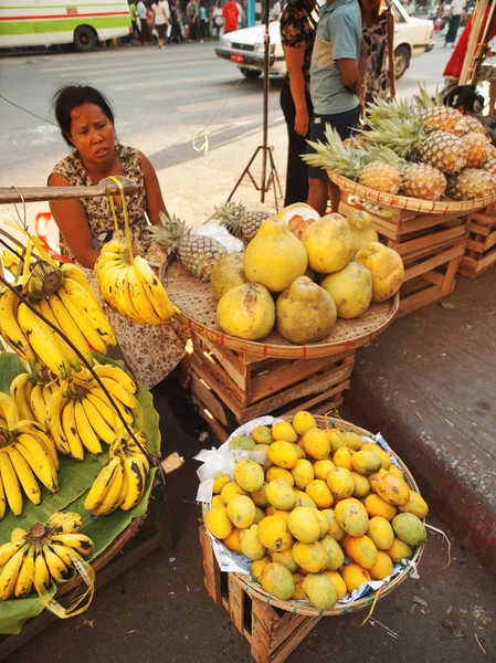 Birmese vrouw verkopen van vers fruit — Stockfoto