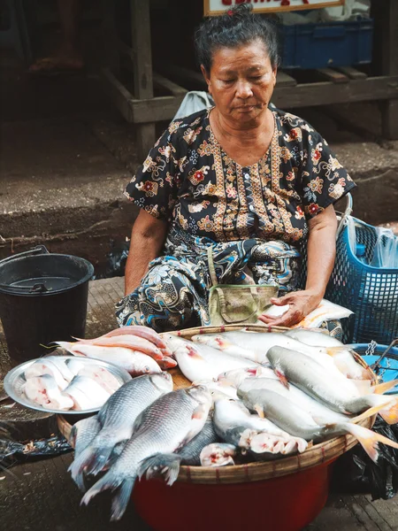 Burmese woman selling fresh fish — Stock Photo, Image
