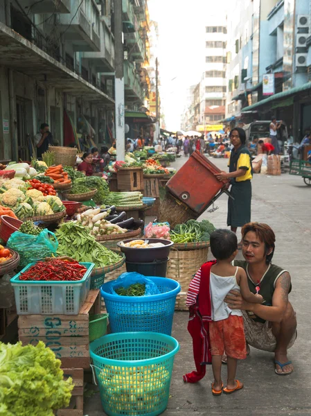 Burmese man selling fresh fruits — Stock Photo, Image