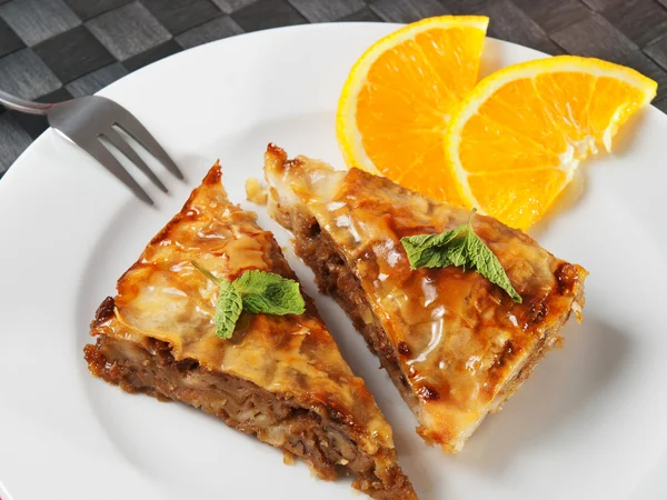 Apfelstrudel op plaat — Stockfoto