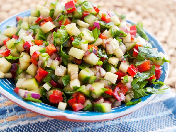 Salat mit Gurken und Paprika — Stockfoto