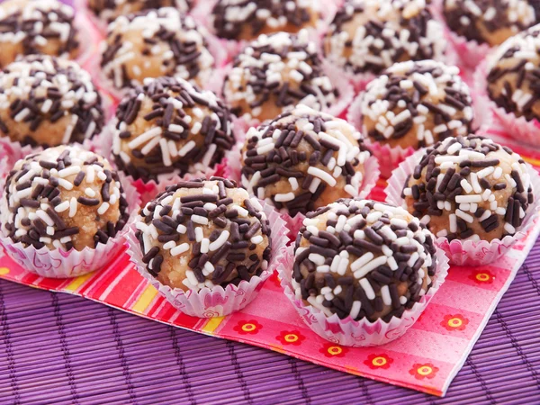 Domácí čokoládové cukroví s ořechy — Stock fotografie