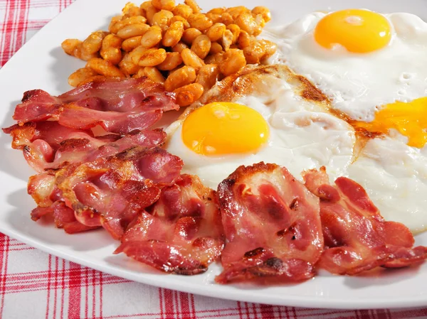 Английский завтрак с яичницей — стоковое фото