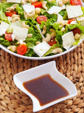 Brie ile yeşil salata