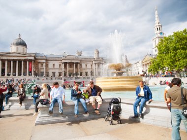 National Gallery Trafalgar Meydanı'nda insanlara