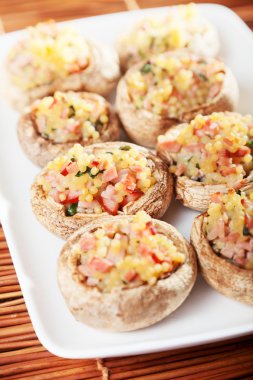 Kuskus ile doldurulmuş mantar