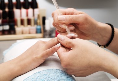 preparación de las manos para manicurael manikür için hazırlanıyor
