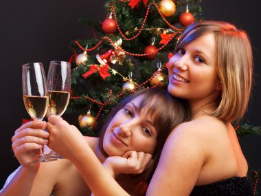 Noel ağacı önünde kadın