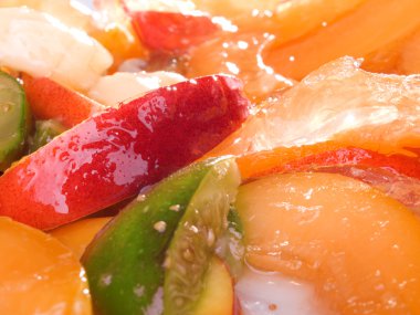 Jelatin tatlı meyve ile