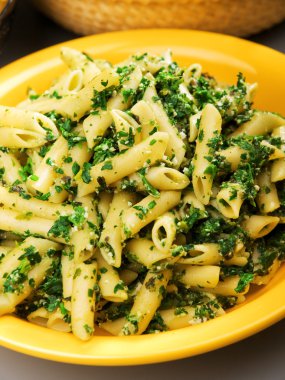Penne pesto ile plaka servis