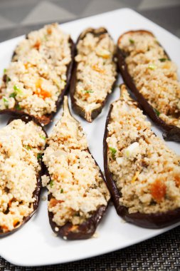 Kuskus ile doldurulmuş patlıcan