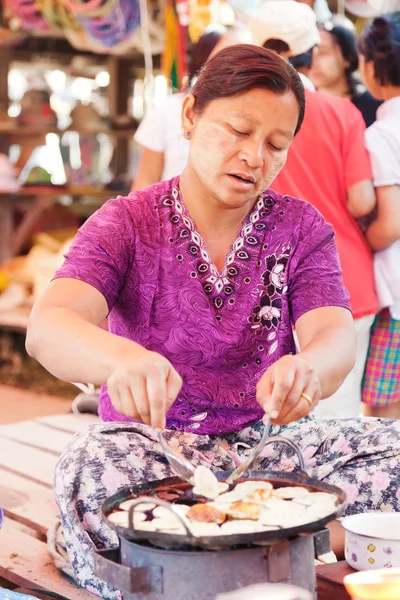 Mujer cocinando en Inle Lake —  Fotos de Stock