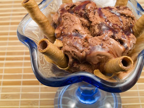 Шоколадне морозиво на фоні — стокове фото