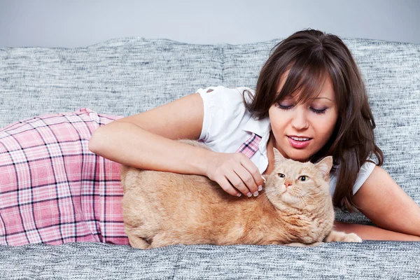 Jeune femme avec chat — Photo