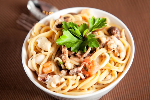 Spaghetti ai frutti di mare con olive — Foto Stock
