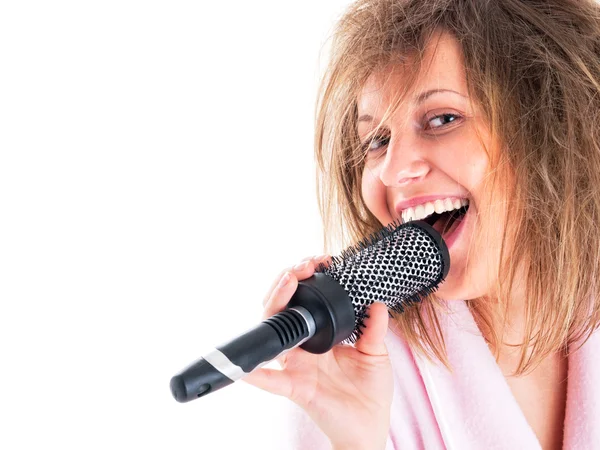 Woman singing with hairbrush — Stock Photo, Image