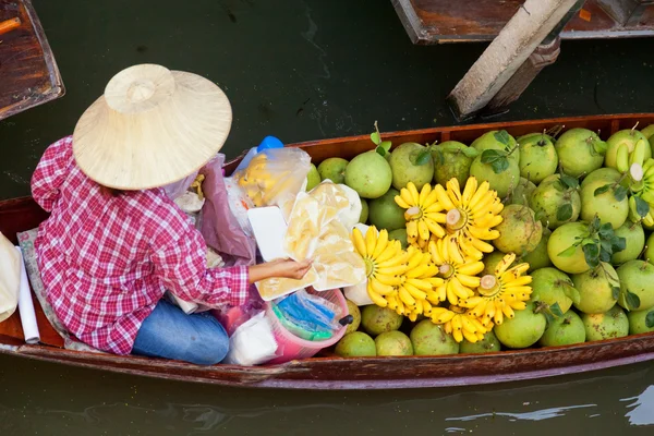 Woman in Damnoen Saduak Floating Market — Stock Photo, Image