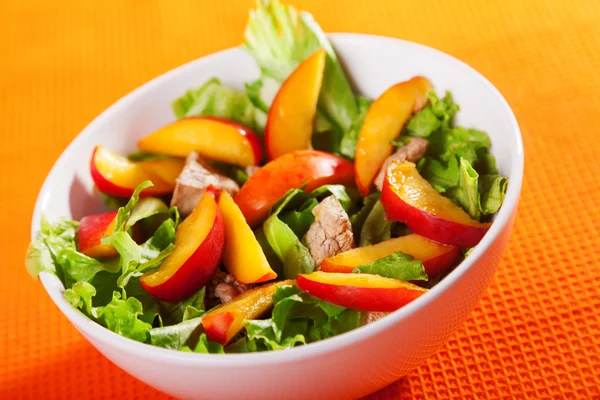 Salada de frango com pêssegos — Fotografia de Stock