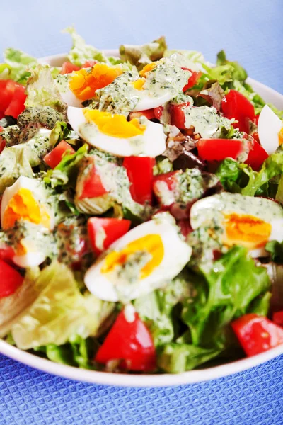 Salada com tomates e ovos cozidos — Fotografia de Stock