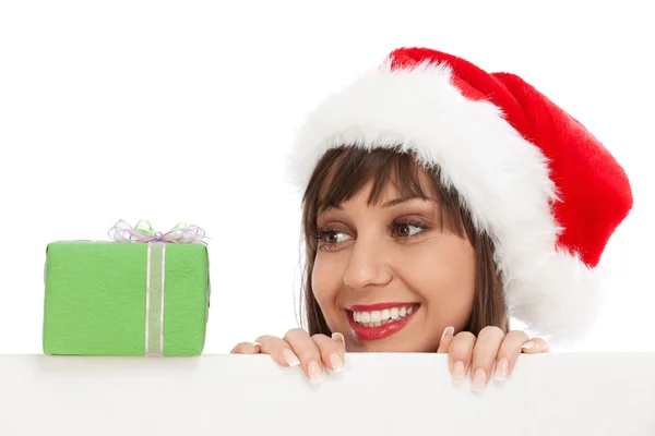 Mujer con Santa Sombrero y Regalo de Navidad —  Fotos de Stock