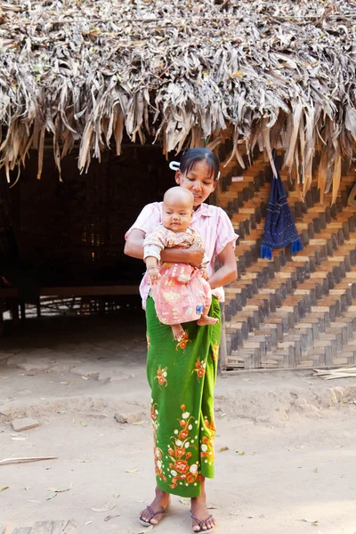 Burmese woman with baby in Myanmar — Stock Photo, Image