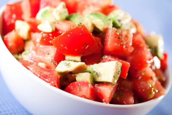 Gemaakt van tomaten, avocado salade — Stockfoto