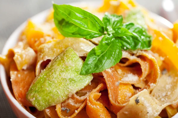 Parpadele med zucchini och basilika — Stockfoto
