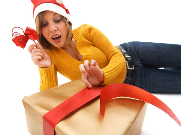 Donna con regalo di Natale — Foto Stock