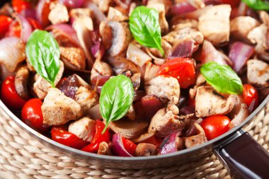 Tavuk soğan ve domates ile