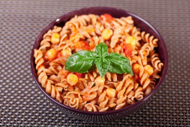 Makarna düdük Nohut ile