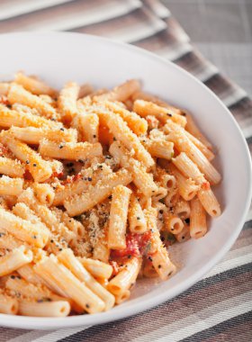 Penne domates ve parmesan peyniri ile