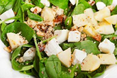 Ispanak salatası armut ile