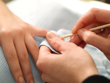 Kız tırnaklarını manikürlü.