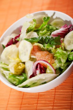 Marul, salatalık ve greyfurt salatası