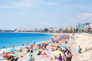 vatandaşların ve turistlerin Nice sahilde