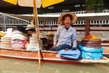 Damnoen saduak yüzen çarşı
