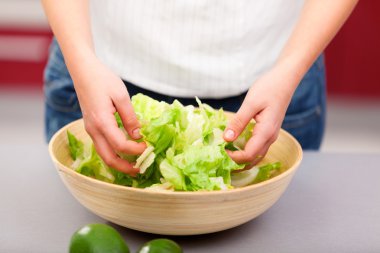 kadın salatası yapmak