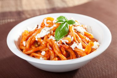 Makarna domates ve mozzarella ile