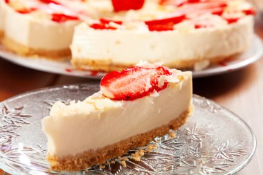 çilek ile lezzetli peynirli kek