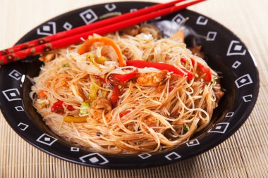 Chineese noodles with chicken and vegetables clipart