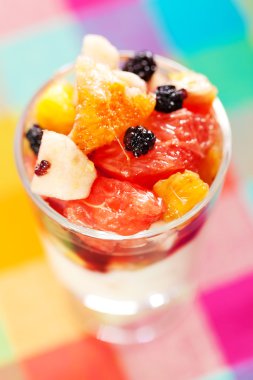 Yoğurtlu meyve salatası