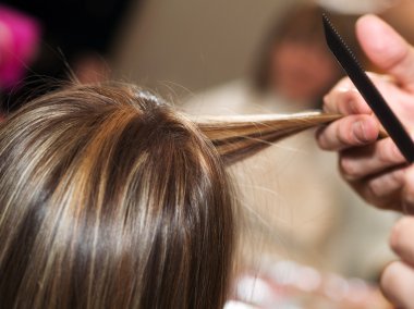 Genç kadın saç stüdyosu